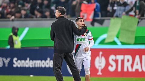 Sandro Wagner versucht nach dem Spiel, seine Spieler, hier Youngster Ismael Gharbi, aufzurichten.