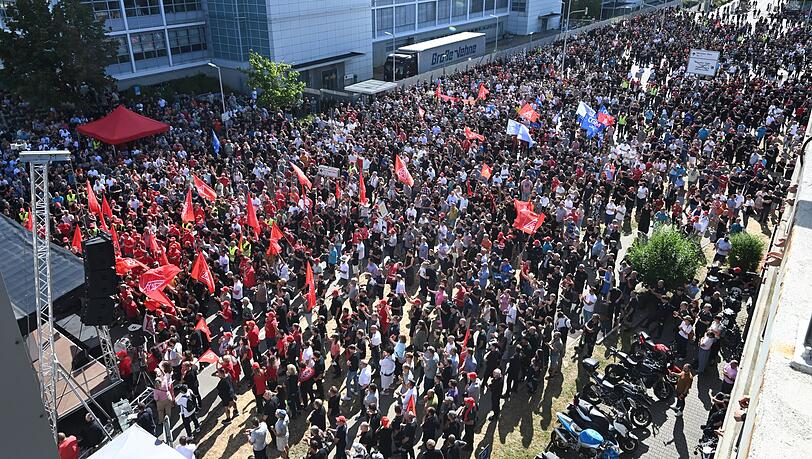 Tausende protestieren gegen den Sparkurs bei Mercedes-Benz. Tausende protestieren gegen den Sparkurs bei Mercedes-Benz.