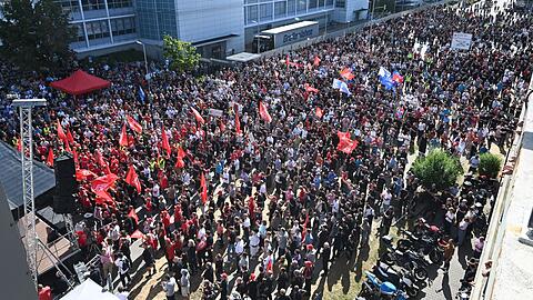 Tausende protestieren gegen den Sparkurs bei Mercedes-Benz.