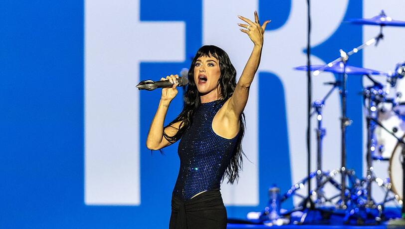 Katy Perry w&auml;hrend eines Auftritts auf einer Wahlkampfveranstaltung von Kamala Harris im Jahr 2024.