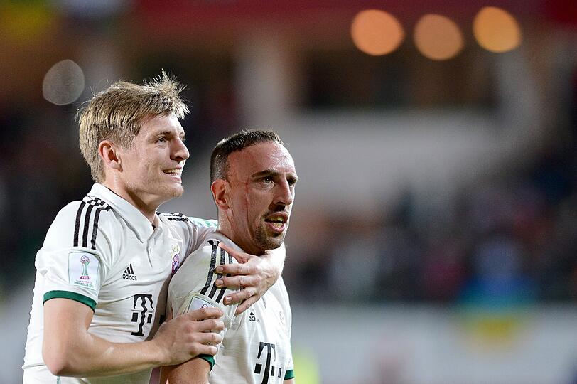 TONI KROOS NOTE 3
Balllverteiler vorm Sechzehner- wie beim Handball. Mit Lattenunterkantekracher (25.) - die Fifa spielte die Torlinien-Technik ein: nicht drin. Nach 57 Minuten raus.
