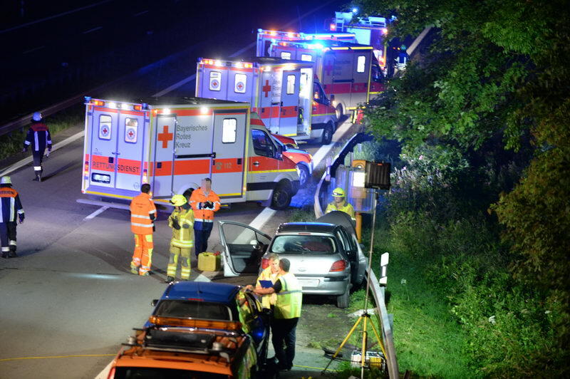 Unfall-Drama auf der A8 bei Grabenstätt: Eine französische Familie kracht mit ihrem Auto in ein Pannen-Auto. Bei dem Crash entsteht ein Trümmerfeld mit einer Länge von 300 Metern. Die Insassen kommen in die Klinik. Die Bilder...