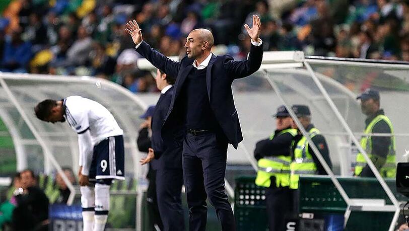 Bekommt die Abwehr nicht stabilisiert: Schalke-Coach Roberto di Matteo. Bekommt die Abwehr nicht stabilisiert: Schalke-Coach Roberto di Matteo.