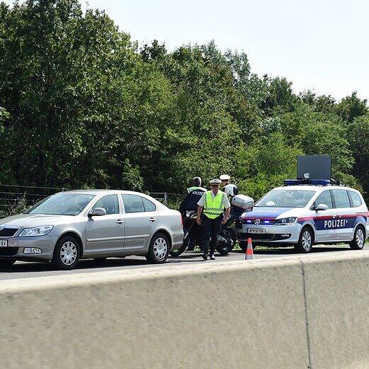 Die Polizei geht von 50 toten Flüchtlingen aus. Die Bilder!