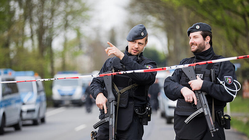 Der Tag danach: Polizisten sichern die abgesperrte Straße. Nur unweit der Sperrung detonierten die Sprengkörper am BVB-Bus.
