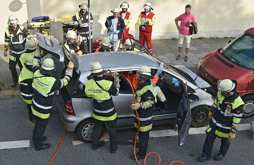 Die Feuerwehr musste das Dach des Mercedes abschneiden, um die Schwerverletzte rauszuholen.