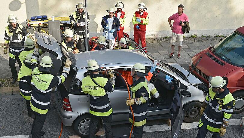 Die Feuerwehr musste das Dach des Mercedes abschneiden, um die Schwerverletzte rauszuholen. Die Feuerwehr musste das Dach des Mercedes abschneiden, um die Schwerverletzte rauszuholen.