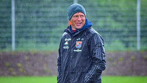 Regen in Unterhaching &ndash; Trainer Claus Schromm kann trotzdem lächeln. Am Freitag startete die Mannschaft wieder ins Teamtraining.