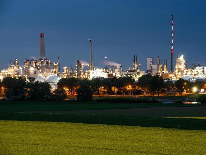 BASF hat es derzeit schwer: Zur "Blauen Stunde" is das große Areal des Unternehmens in Ludwigshafen hell erleuchtet.