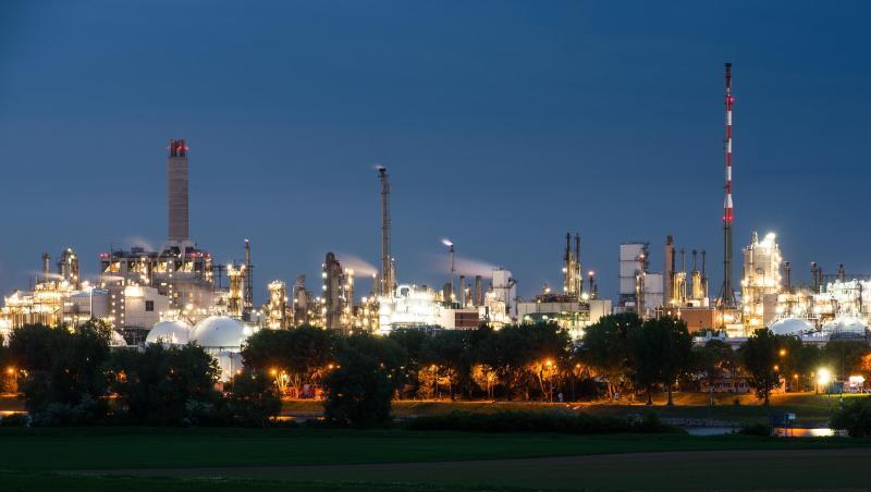 BASF hat es derzeit schwer: Zur "Blauen Stunde" is das große Areal des Unternehmens in Ludwigshafen hell erleuchtet. BASF hat es derzeit schwer: Zur "Blauen Stunde" is das große Areal des Unternehmens in Ludwigshafen hell erleuchtet.