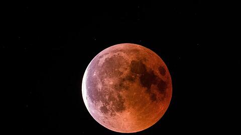 Am Montag kann man in Deutschland erstmals seit 2019 wieder eine totale Mondfinsternis beobachten.