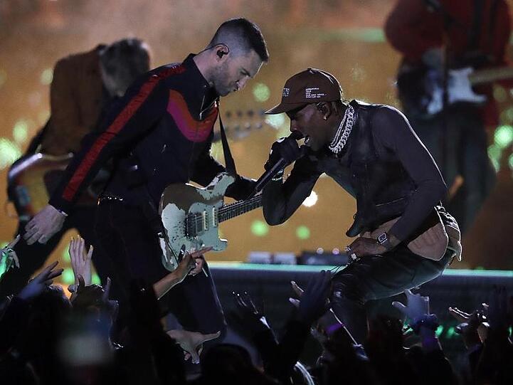 Adam Levine (l) und Travis Scott (r) während der Halbzeit-Show.