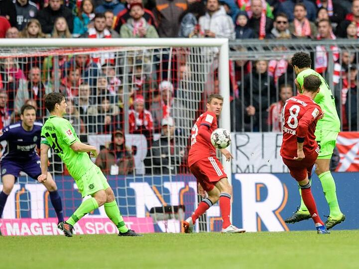 Bayerns Leon Goretzka (r) trifft zum 2:0. Hannovers Pirmin Schwegler (2.vl) kann nicht mehr eingreifen.