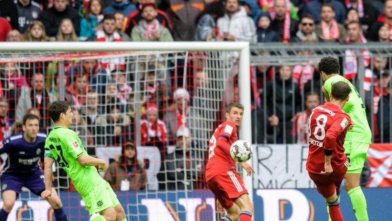 Bayerns Leon Goretzka (r) trifft zum 2:0. Hannovers Pirmin Schwegler (2.vl) kann nicht mehr eingreifen.