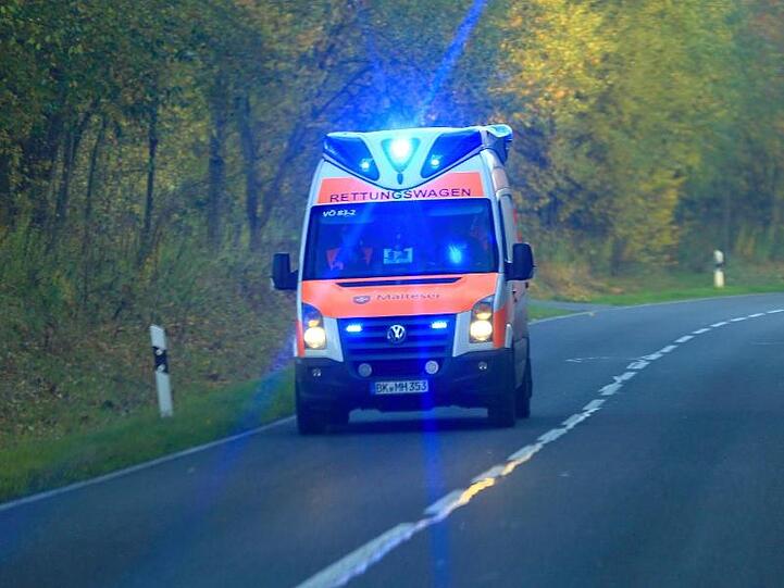 Ein Rettungswagen fährt über eine Straße. Foto: Jens Wolf/Archiv