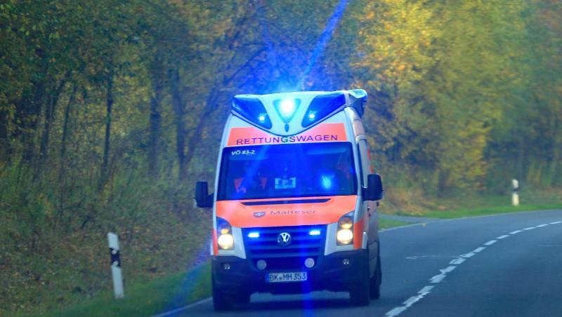 Ein Rettungswagen fährt über eine Straße. Foto: Jens Wolf/Archiv Ein Rettungswagen fährt über eine Straße. Foto: Jens Wolf/Archiv