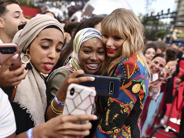 Ein nahbarer Star: Ein Selfie für die Ewigkeit mit Taylor Swift.