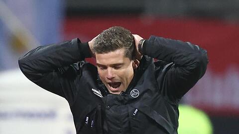 Der Nürnberger Trainer Robert Klauß reagiert auf den Spielverlauf.