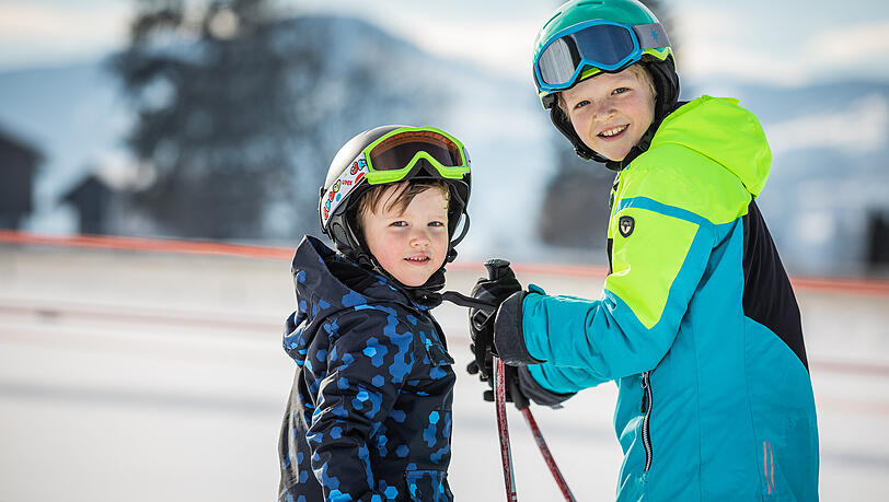 Ihre Kleinsten können in den Kinderskischulen spielend das Skifahren erlernen, während Sie die Pisten und Hüttenterrassen der Skigebiete erobern. Ihre Kleinsten können in den Kinderskischulen spielend das Skifahren erlernen, während Sie die Pisten und Hüttenterrassen der Skigebiete erobern.