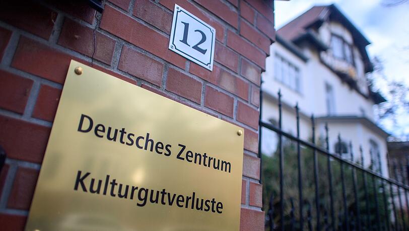 "Deutsches Zentrum Kulturgutverluste" ist auf einem Schild zu lesen.