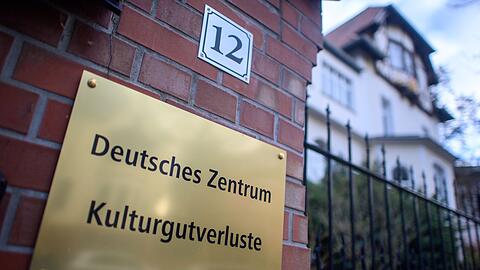 "Deutsches Zentrum Kulturgutverluste" ist auf einem Schild zu lesen.