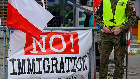 Das Banner stammt von der rechtsradikalen "Bewegung zur Verteidigung der Grenzen", die zu eigenmächtigen Grenzpatrouillen aufruft.