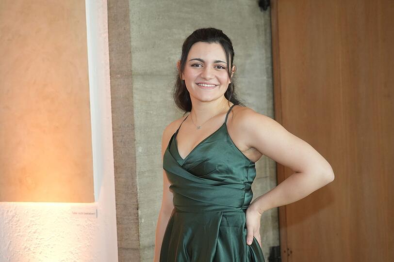 Sarah Bradovanova freut sich, selbständiger arbeiten zu können und den Patienten ein Lächeln ins Gesicht zu zaubern. Sarah Bradovanova freut sich, selbständiger arbeiten zu können und den Patienten ein Lächeln ins Gesicht zu zaubern.