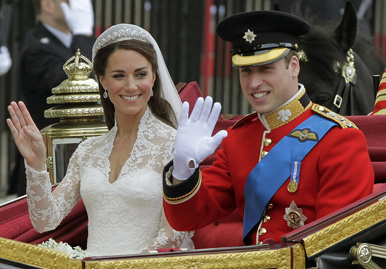 Nach der Trauung bringt die Kutsche Prinz William und Prinzessin Catherine zum Buckingham Palast.