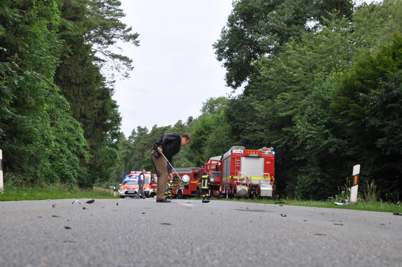 Der Wagen zerschellte an einem Baum - der Fahrer starb an der Unfallstelle.