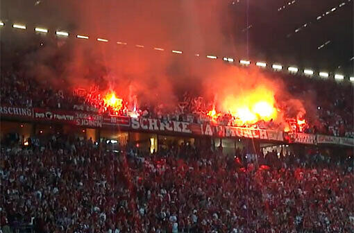 Gefährliche Feuerdusche für die Bayern-Fans: Aus dem Fanblock stürzen während des Champions-League-Finales Funken von Bengalos.