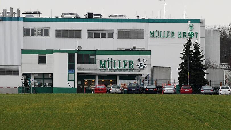 9. Juli 2009: Eine Spezialeinheit des Landesamtes für Gesundheit und Lebensmittelsicherheit (LGL) nimmt die Brotfabrik erstmals unter die Lupe. Bis Ende 2011 folgen weitere sechs Überprüfungen der Task Force und etliche Kontrollen von Spezialisten des Landratsamtes Freising. Die Kontrolleure stellen gravierende Mängel fest, es wurden mehrfach Waren zurückgerufen und vernichtet sowie Bußgelder verhängt, darunter zweimal 25 000 Euro. Die Öffentlichkeit erfährt von den Hygienemängeln in der Backfabrik allerdings jahrelang nichts.