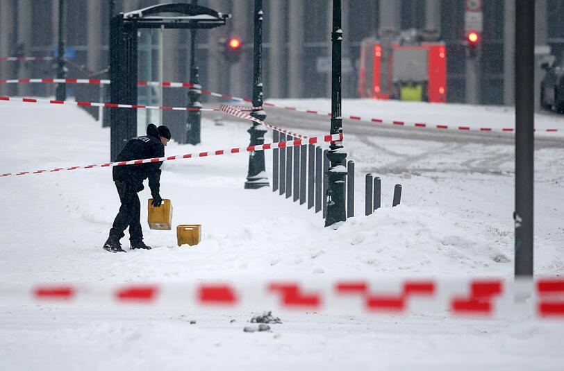 In einer dieser Postboxen vor dem Kanzleramt in Berlin befindet sich eine verdächtige Postsendung.