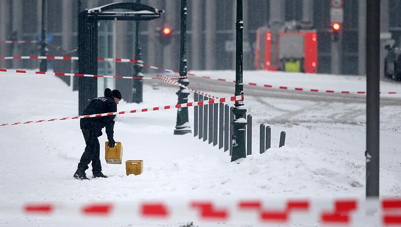In einer dieser Postboxen vor dem Kanzleramt in Berlin befindet sich eine verdächtige Postsendung. In einer dieser Postboxen vor dem Kanzleramt in Berlin befindet sich eine verdächtige Postsendung.