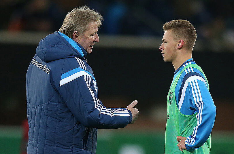 Horst Hrubesch und Joshua Kimmich am Rande des U21-Länderspiels Deutschland gegen Italien (2:2) am 27. März 2015.