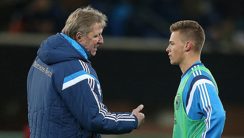 Horst Hrubesch und Joshua Kimmich am Rande des U21-Länderspiels Deutschland gegen Italien (2:2) am 27. März 2015. Horst Hrubesch und Joshua Kimmich am Rande des U21-Länderspiels Deutschland gegen Italien (2:2) am 27. März 2015.
