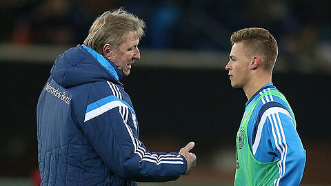 Horst Hrubesch und Joshua Kimmich am Rande des U21-Länderspiels Deutschland gegen Italien (2:2) am 27. März 2015.