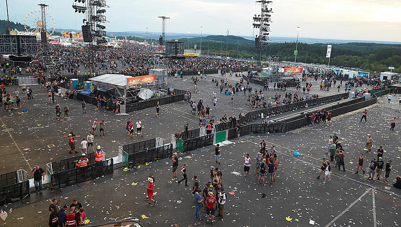 Festivalbesucher verlassen das Musikfestival Rock am Ring. Das von Zehntausenden Musikfans besuchte Festival ist am Freitagabend wegen Terrorgefahr unterbrochen woden. Festivalbesucher verlassen das Musikfestival Rock am Ring. Das von Zehntausenden Musikfans besuchte Festival ist am Freitagabend wegen Terrorgefahr unterbrochen woden.