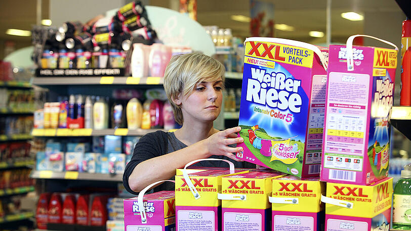 Wer im Supermarkt zu XXL-Packungen greift, kann in vielen Fällen Geld sparen &ndash; auch bei Waschmittel.