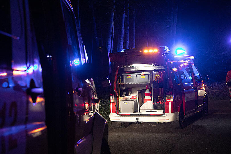 Auf der B305 zwischen Inzell und Ruhpolding ist es am Mittwochabend zu einem tödlichen Verkehrsunfall gekommen. Ein Biker war in den Gegenverkehr geraten und in ein Auto geprallt.