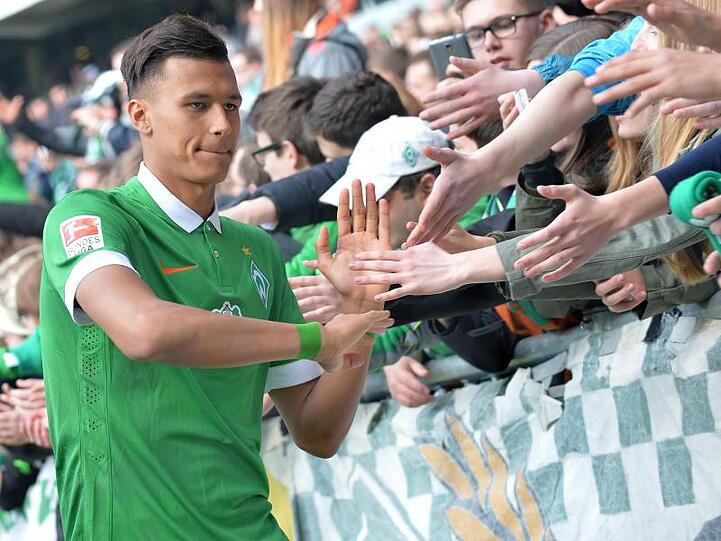Werders Spieler Davie Selke, hier im damaligen Trikot von SV Werder Bremen, feiert mit den Fans. Foto: Carmen Jaspersen/dpa/Archivbild