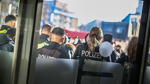 Nach dem Einbruch in den Tresorraum und einem Andrang besorgter Kunden bleibt die Sparkassenfiliale in Gelsenkirchen am zweiten Tag infolge geschlossen.