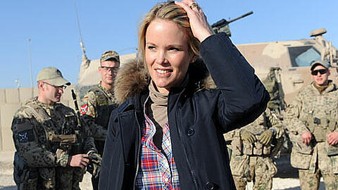 Hat sie mehr von Marlene Dietrich oder von Michelle Obama? Stephanie zu Guttenberg im Bundeswehr-Feldlager Kundus.