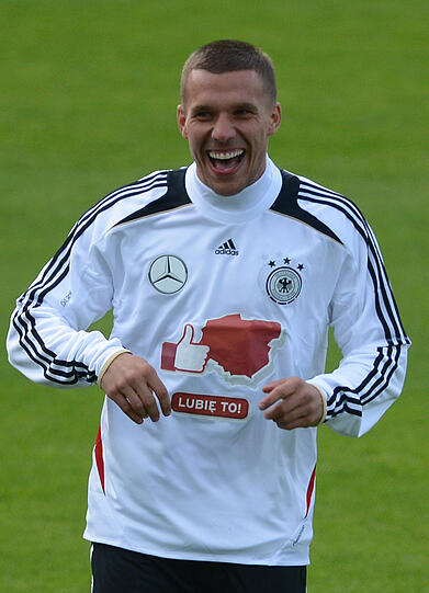 "Dankeschön, Polen" und "Gefällt mir" auf Polnisch - mit 11.000 Fans gerät das erste DFB-Training in Polen zum herzlichen Willkommensfest - und zur Geburtstagsparty für Lukas Podolski.