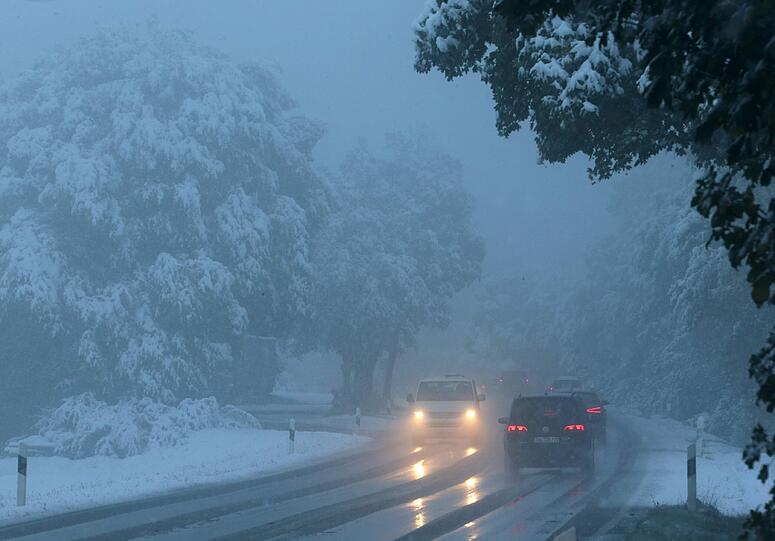 Auch auf den Straßen herrschen winterliche Fahrbedingungen.