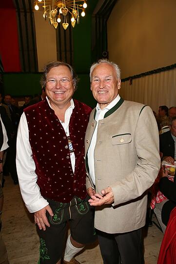Stephan Heller und Erwin Huber im Armbrustschützenzelt.