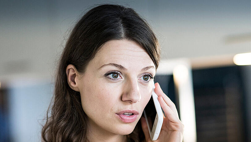 Anna (Julia Hartmann) kann die Einladung zum Vorstellungsgespräch in der Design-Company kaum fassen Anna (Julia Hartmann) kann die Einladung zum Vorstellungsgespräch in der Design-Company kaum fassen