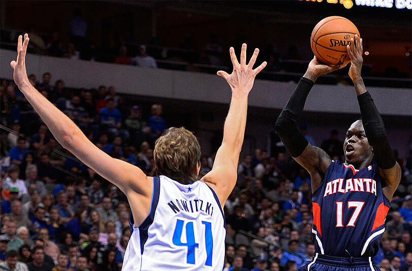 Deutsches Duell: Während Dirk Nowitzki (l.) mit seinen Dallas Maverick momentan in einer Mini-Krise steckt, läuft es für Dennis Schröder und die Atlanta Hawks in der NBA gut.