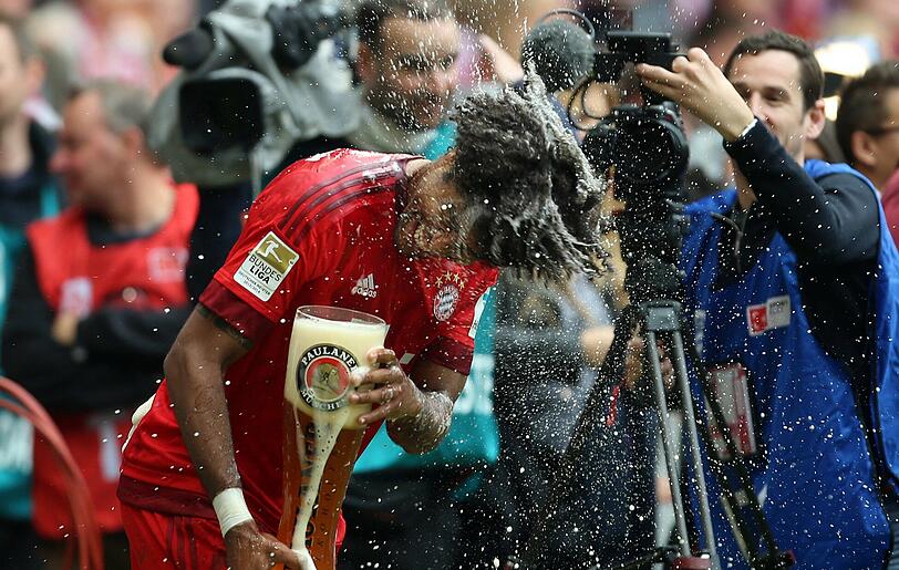 Konfetti, Bierduschen und Meisterschale: Die besten Bilder von der Bayern-Party aus der Allianz Arena!
