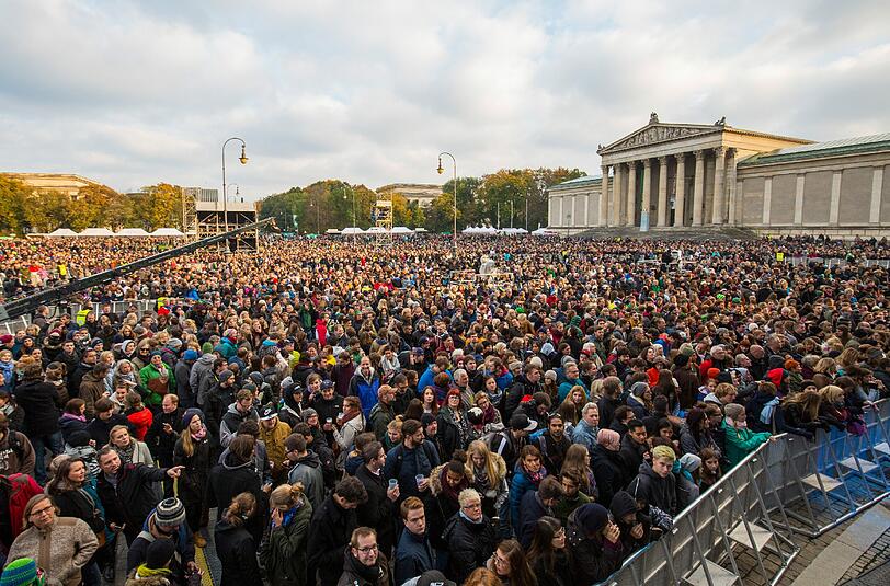 Viel los ist am Sonntag am Königsplatz beim Danke-Konzert