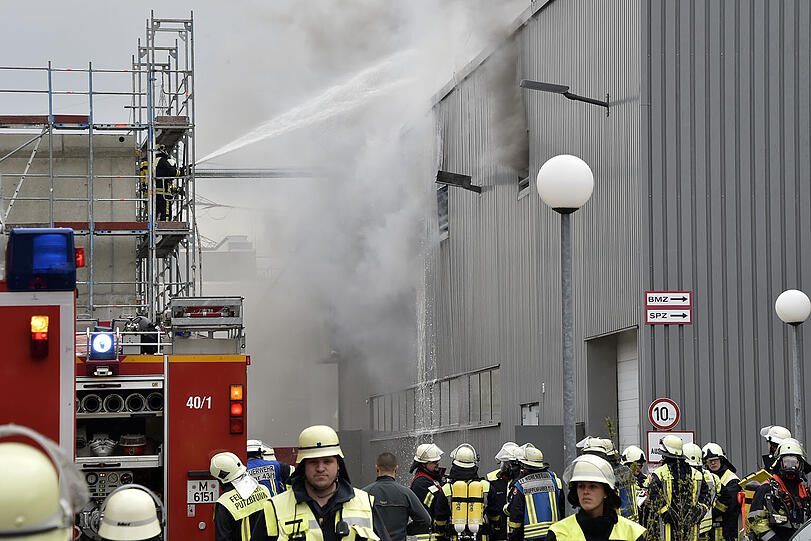 Ein technischer Defekt führte zu einem Großbrand beim Textilprouzenten Gore. Hier die Bilder des Brandes.